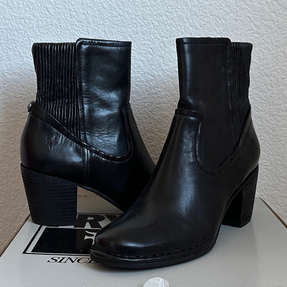 Frye Lucinda Scrunch Leather Short Boots (Size 7) - Black